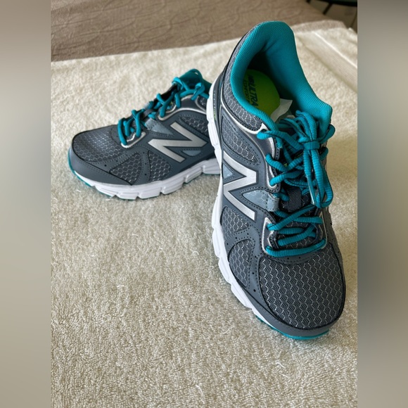 New Balance running course , wide width,comfort insert. Never been worn! - Picture 2 of 4